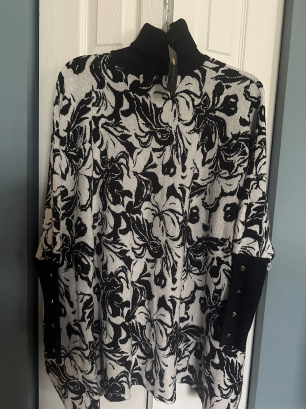 JM Collection Black & White Floral Turtleneck Poncho Sweater Run big,more like L